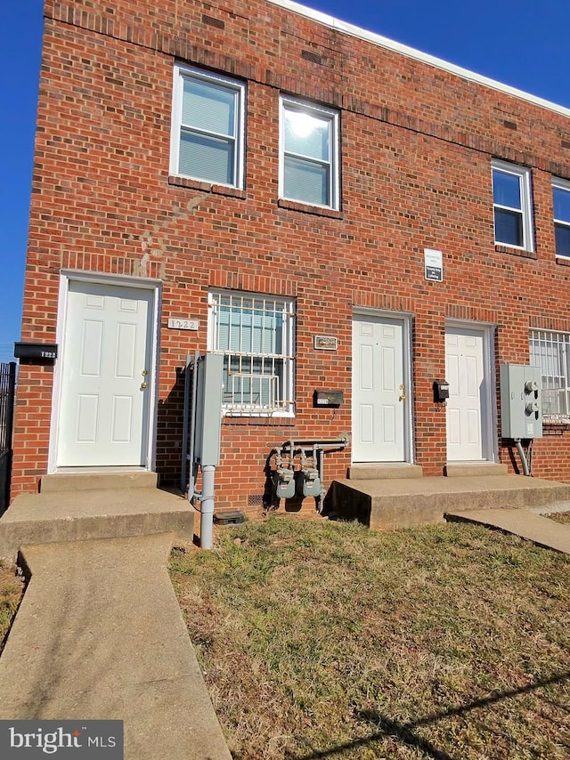 view of front of house featuring a front yard