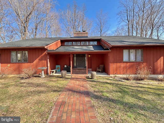 ranch-style home with a front lawn