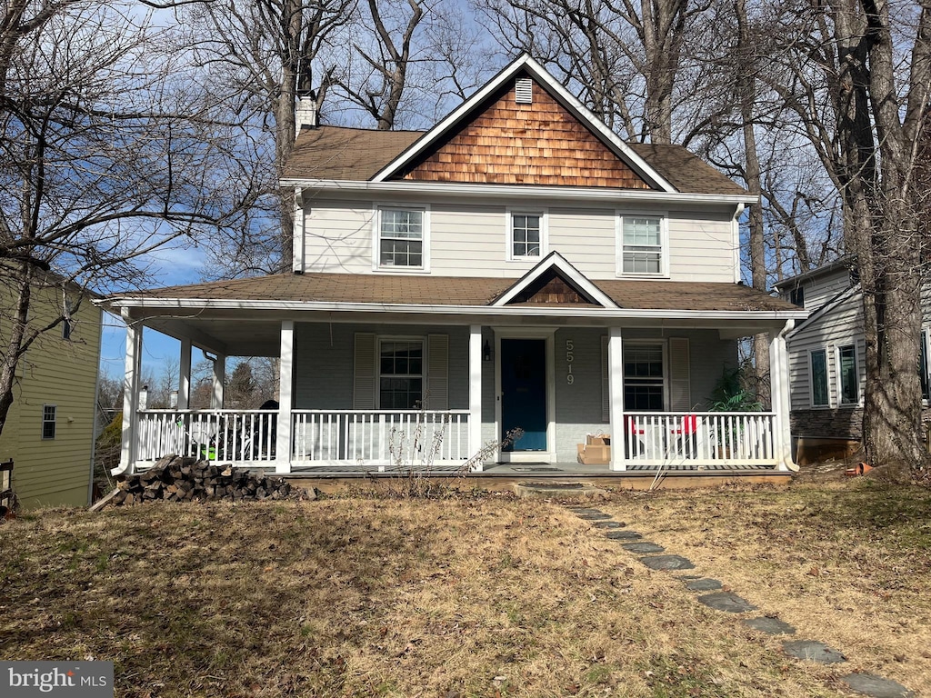 view of front facade featuring covered porch and a front lawn