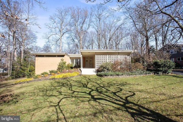 view of front of property with a front yard