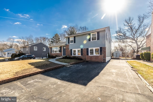 view of front of property featuring a front yard