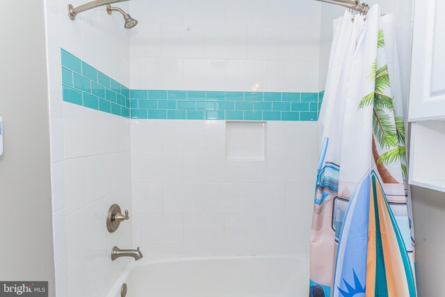 bathroom with shower / bath combo