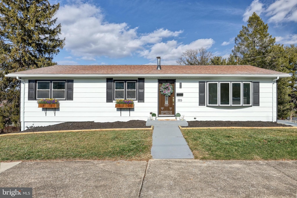 single story home with a front yard