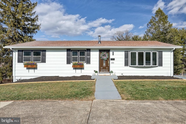 single story home with a front yard