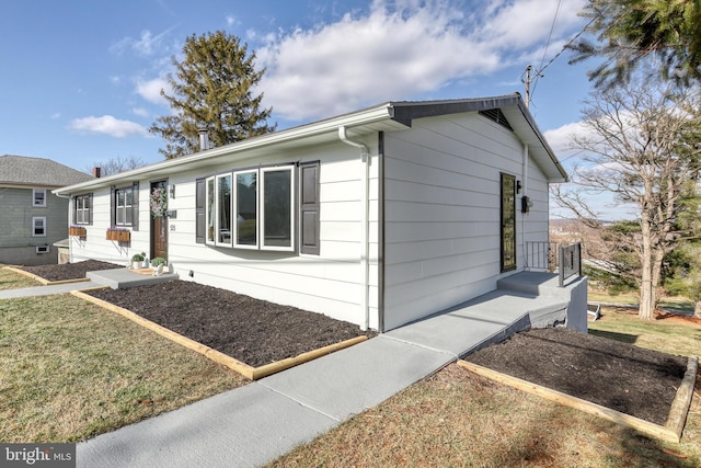 view of front of property featuring a front lawn