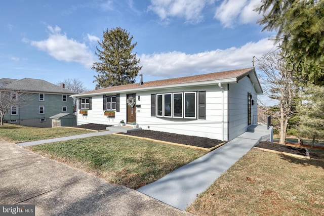 view of front of property featuring a front yard