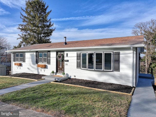 ranch-style house featuring a front lawn