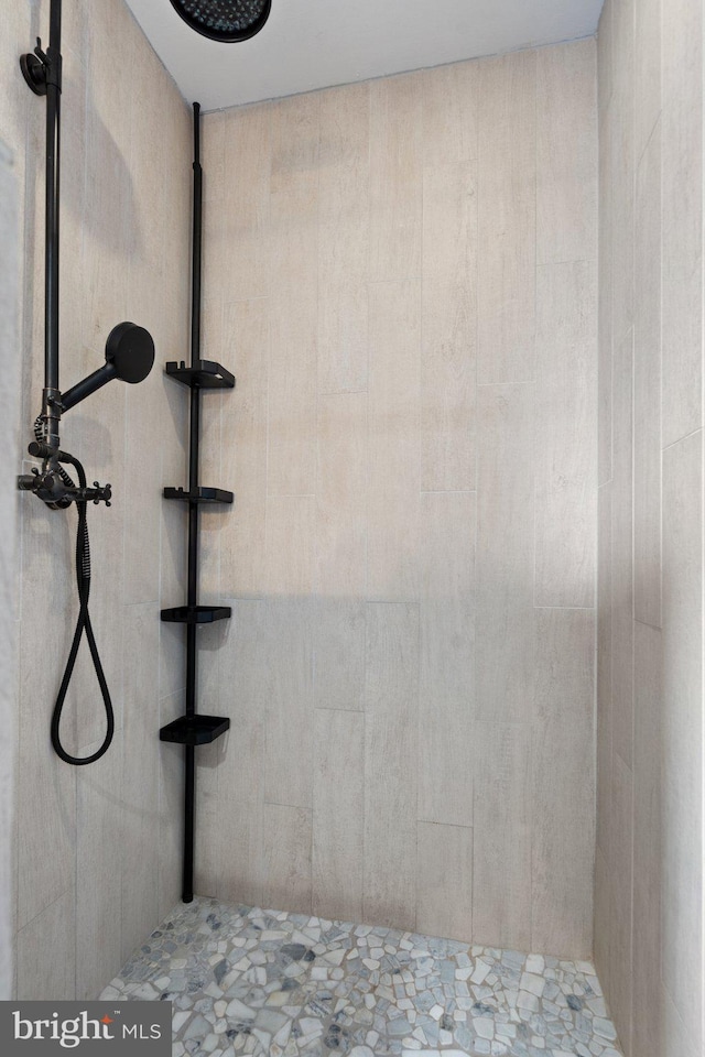 bathroom featuring tiled shower