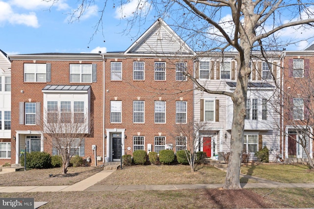 townhome / multi-family property featuring a front yard