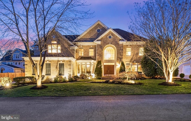 view of front facade featuring a yard