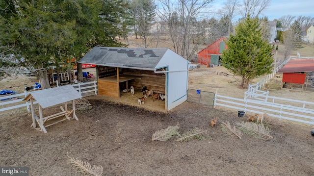 view of yard with an outbuilding