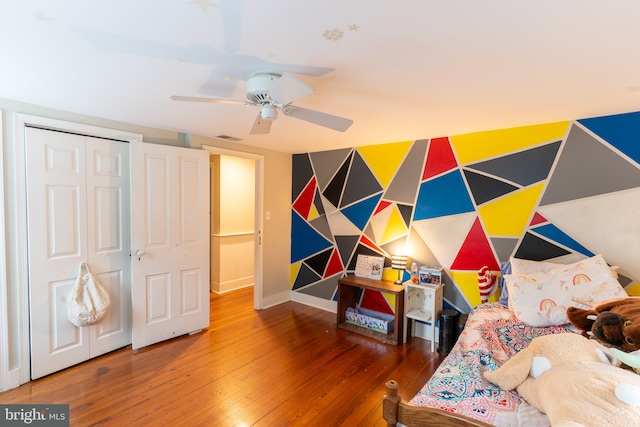 living area featuring ceiling fan and wood-type flooring