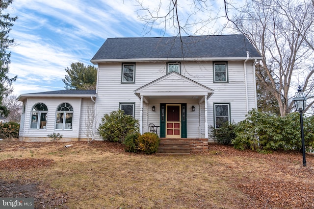 view of front facade with a front yard