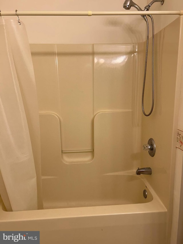 bathroom with shower / tub combo