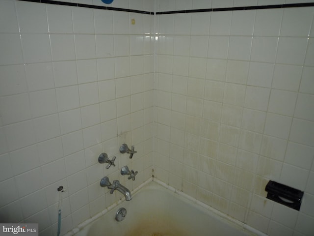 bathroom with tiled shower / bath combo