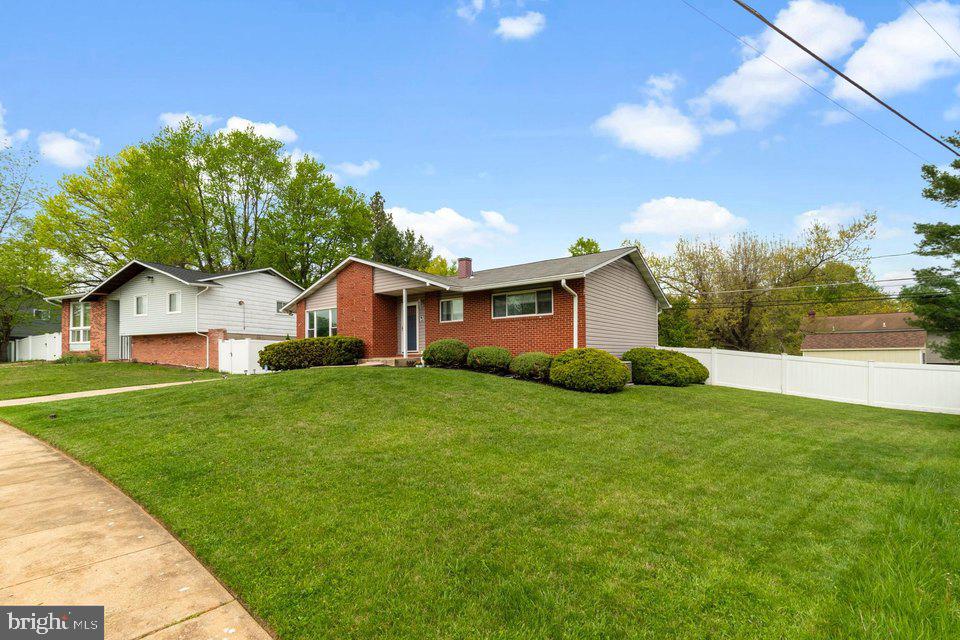 view of front of home featuring a front lawn