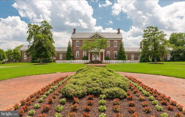 colonial home featuring a front yard