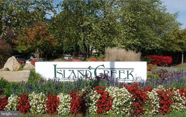 view of community / neighborhood sign