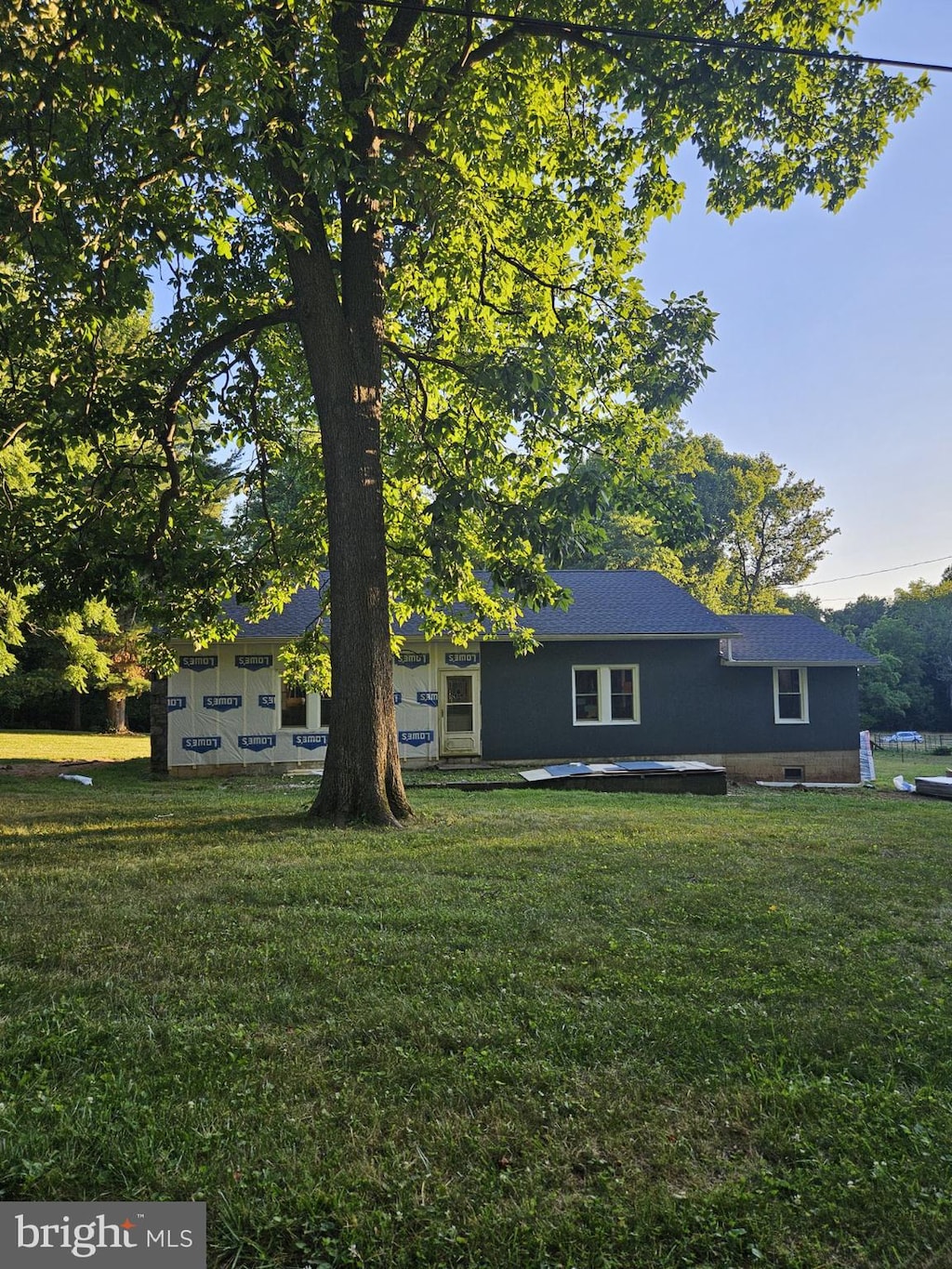 view of front of property with a front lawn