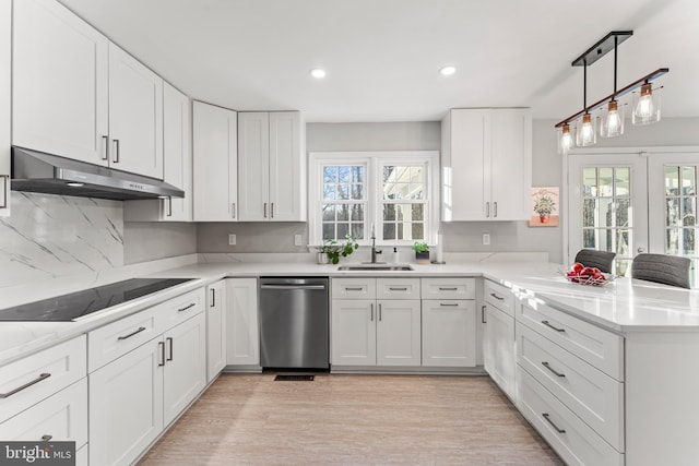 kitchen featuring black electric stovetop, under cabinet range hood, a peninsula, a sink, and stainless steel dishwasher