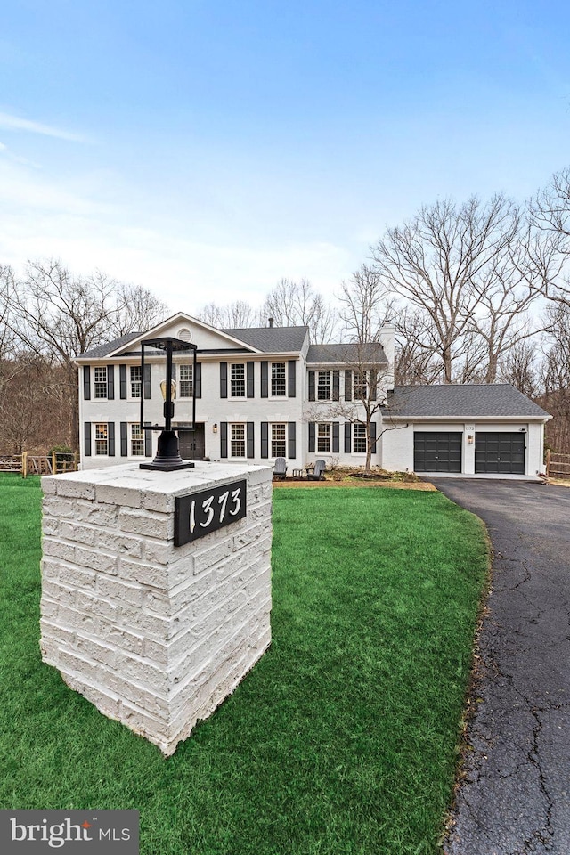 view of front of property featuring a front yard