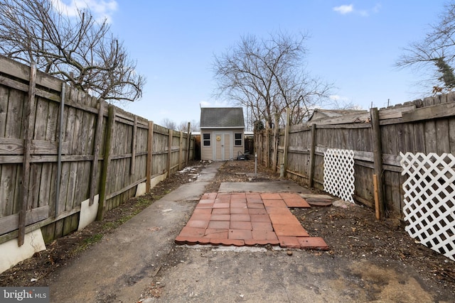 view of yard featuring a shed