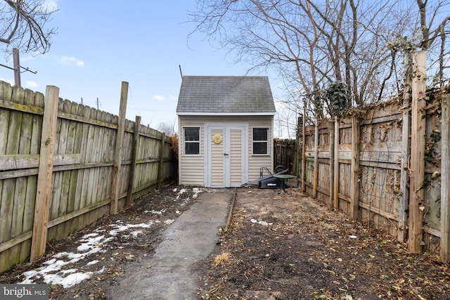 view of yard featuring a storage unit