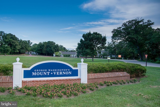 community / neighborhood sign featuring a lawn