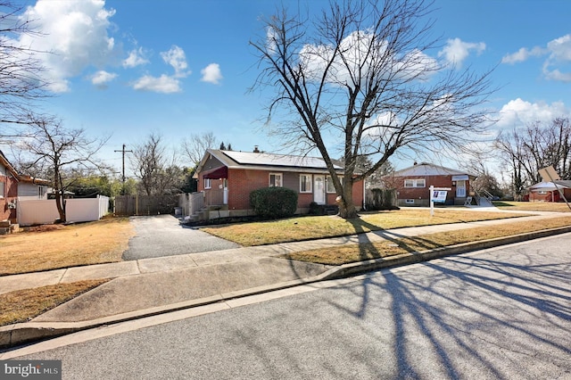 single story home with a front lawn