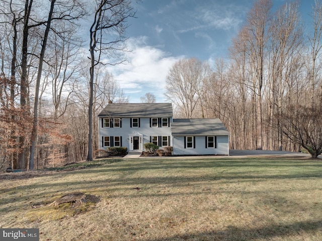 view of front facade with a front lawn