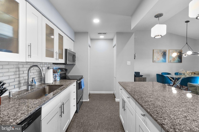 kitchen featuring visible vents, a sink, backsplash, white cabinetry, and appliances with stainless steel finishes