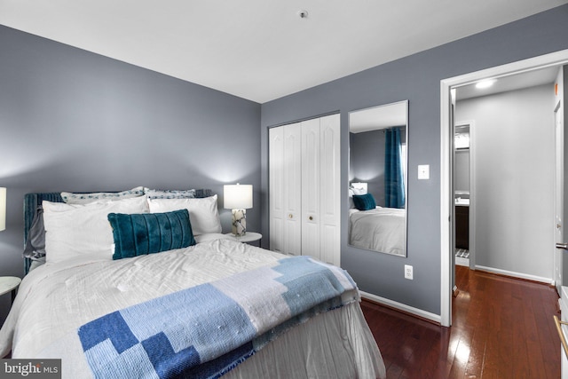 bedroom featuring a closet, baseboards, and hardwood / wood-style floors