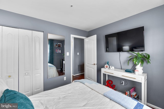 bedroom featuring a closet, baseboards, and visible vents