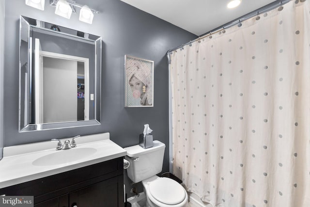 full bath with toilet, vanity, and a shower with shower curtain