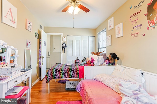 bedroom with light hardwood / wood-style floors, a closet, and ceiling fan