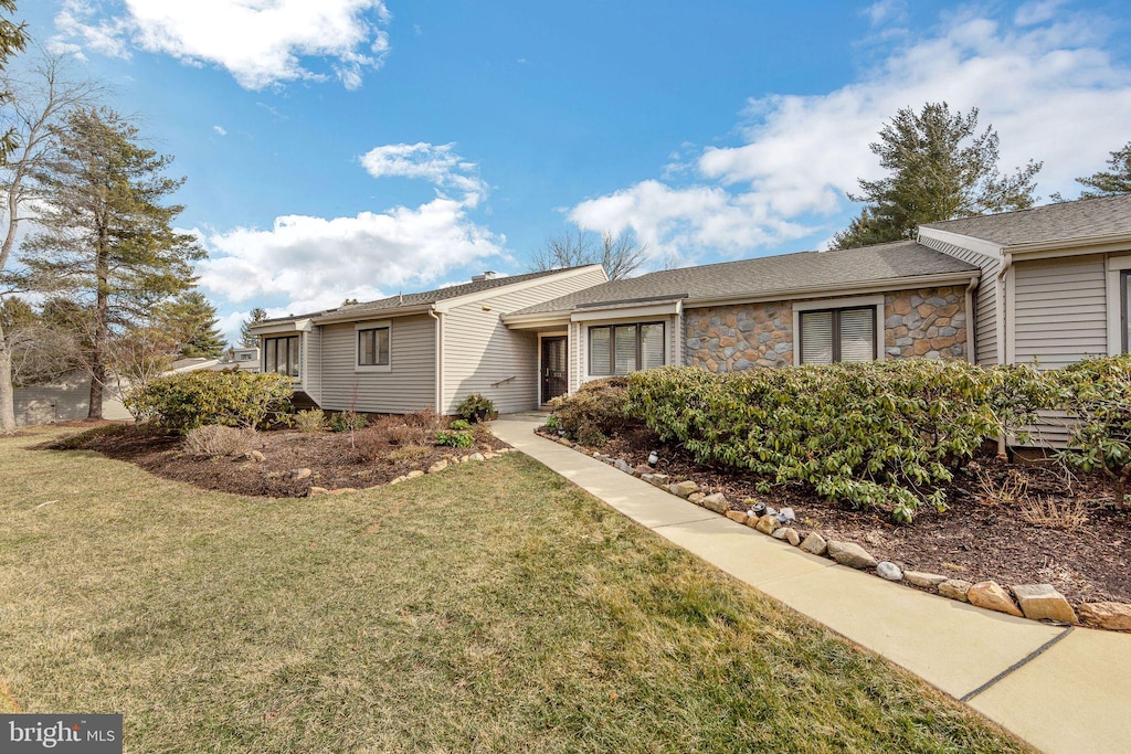 ranch-style home featuring a front lawn