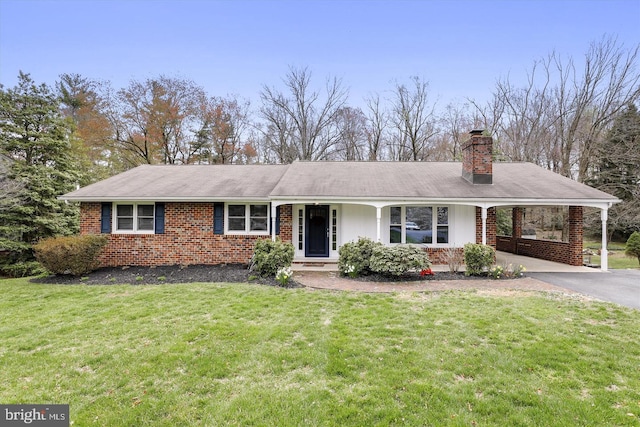 ranch-style house featuring a front lawn and a carport