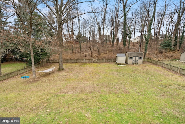 view of yard featuring a storage shed