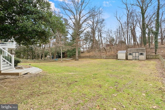 view of yard featuring a storage unit