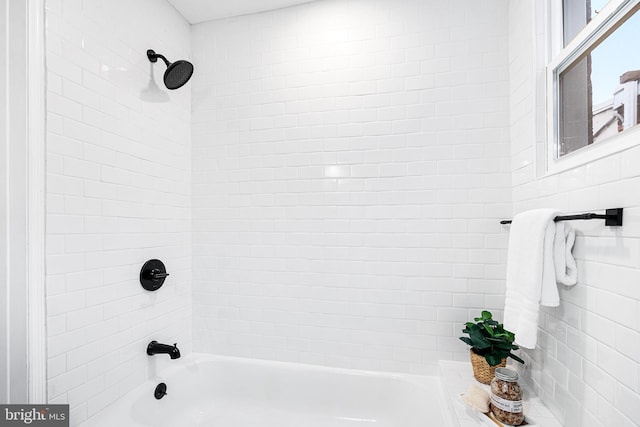 bathroom featuring tiled shower / bath combo