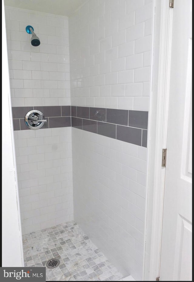 bathroom featuring a tile shower