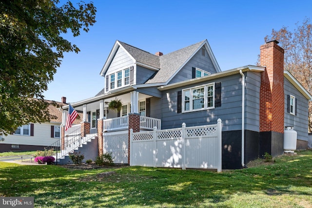 view of front of property featuring a front yard and a porch