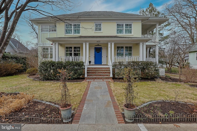 view of front facade featuring a front yard and covered porch