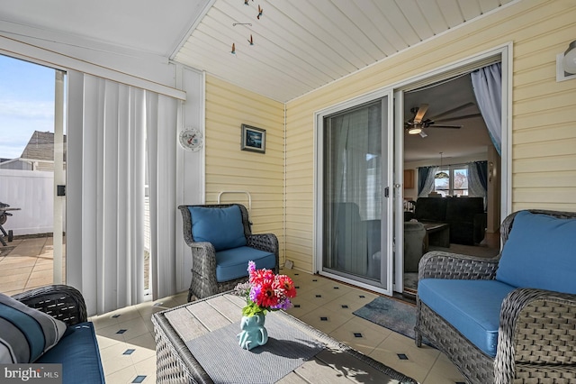 sunroom with ceiling fan