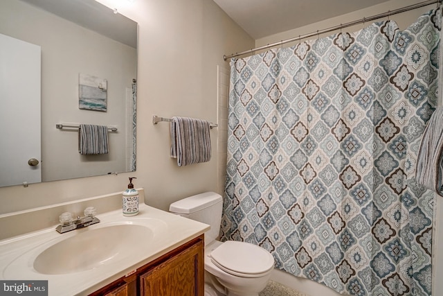 full bath featuring a shower with shower curtain, vanity, and toilet