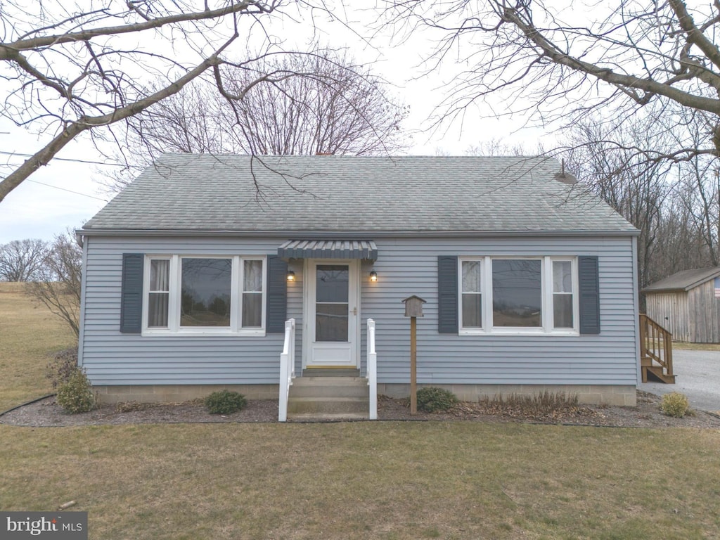 view of front facade with a front yard