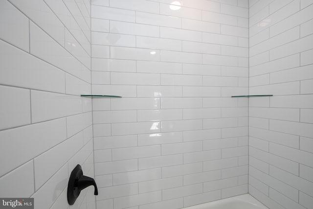 bathroom with tiled shower / bath