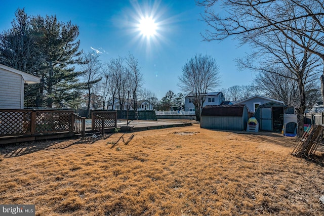 view of yard featuring a shed