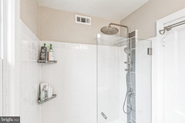 bathroom featuring a tile shower