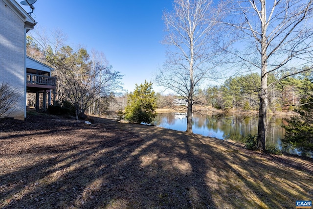 view of yard featuring a water view